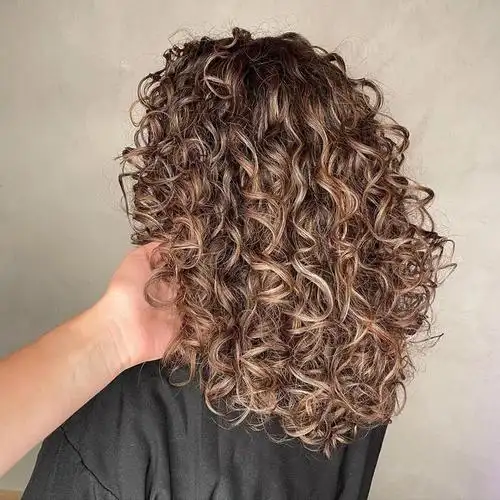 螺丝烫发一般以小卷为主,因为太大的卷度就不能很好地体现出螺丝型的