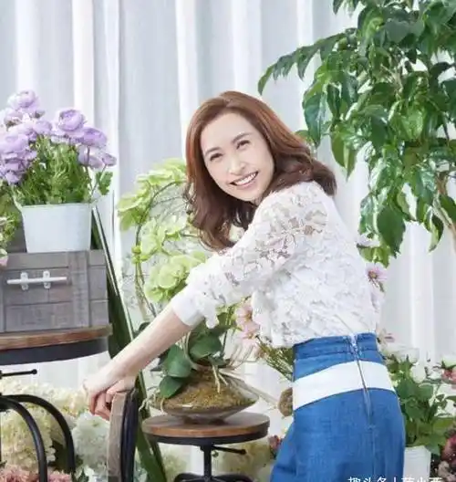 郭蔼明真是被刘青云宠上天,53岁还是年轻模样,身材纤细太美了