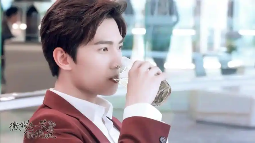 杨洋微微一笑很倾城明星风尚壁纸