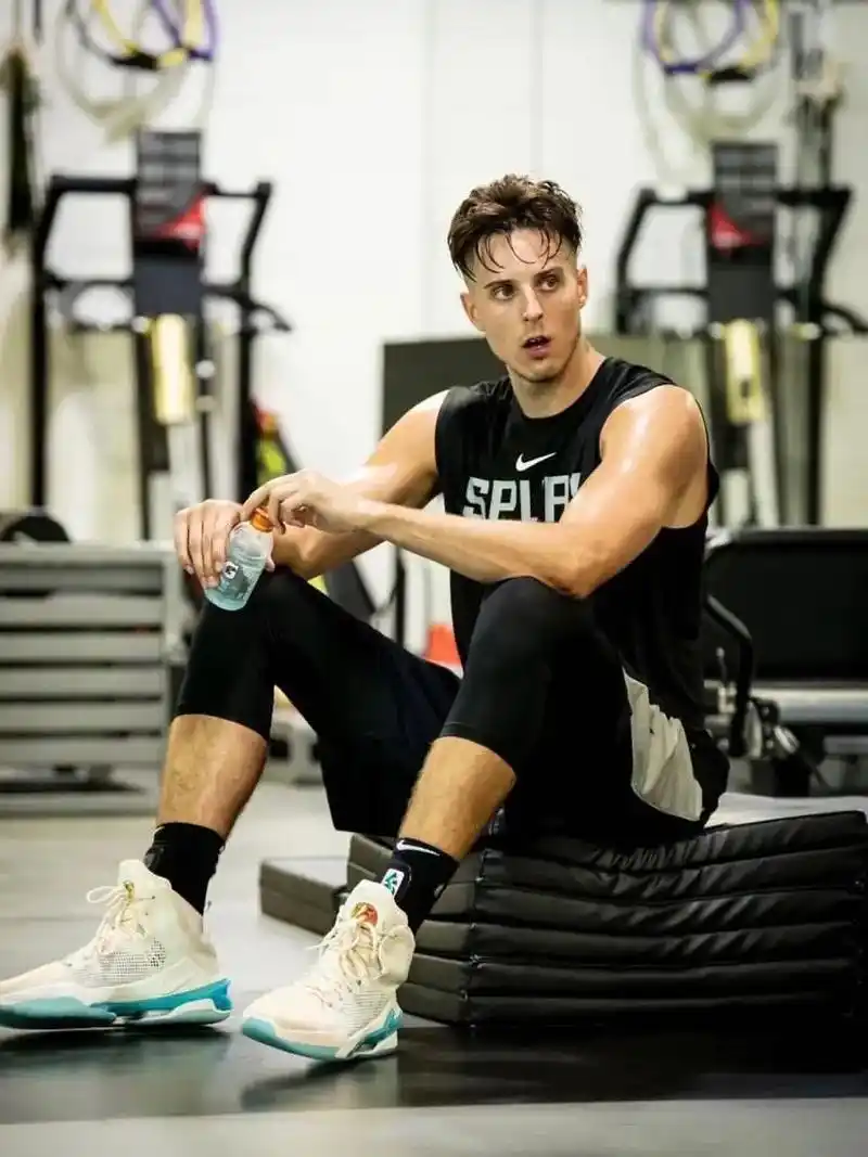 扎克柯林斯  出现一下 - 抖音