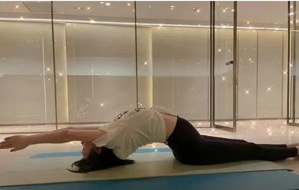 奚梦瑶晒和孩子自拍合影,孕肚这么明显怀二胎几个月了?-十月幸孕