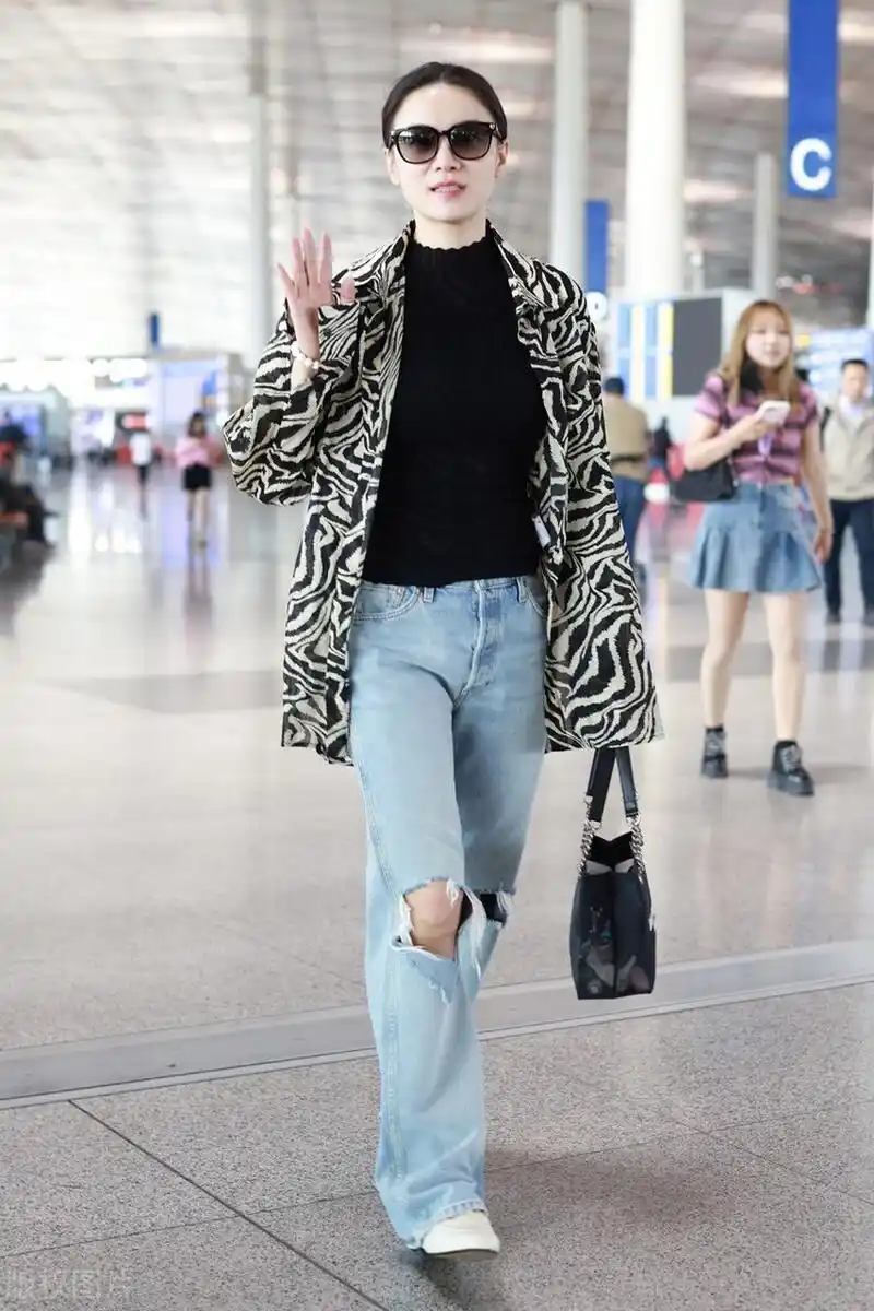 宋佳机场街拍,斑马纹衬衫搭配破洞牛仔裤,乐福鞋率性时髦!