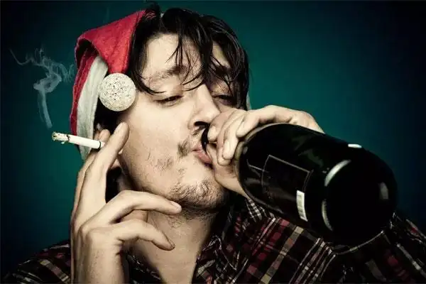男人抽烟喝酒