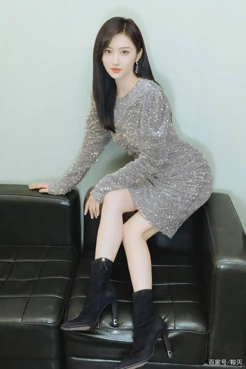 景甜亮片珍珠裙沙发写真,气质迷人