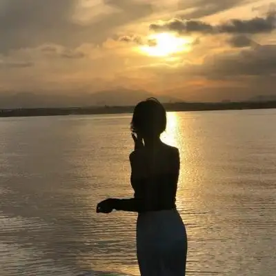 高清好看的背景海边美女头像图片