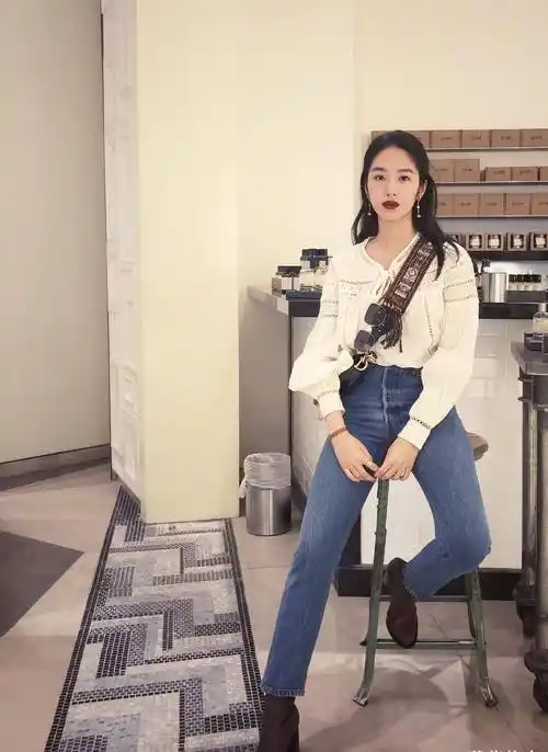 "资源咖"杨采钰真会穿,时尚上衣配牛仔裤,上紧下松秀出大长腿_整体