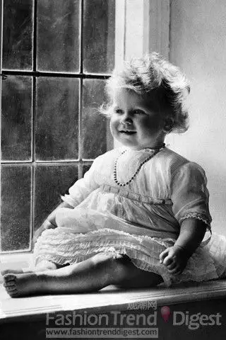 而作为王妃的奶奶伊莉莎白女王也不容忽视,1953年出生的伊丽莎白女王