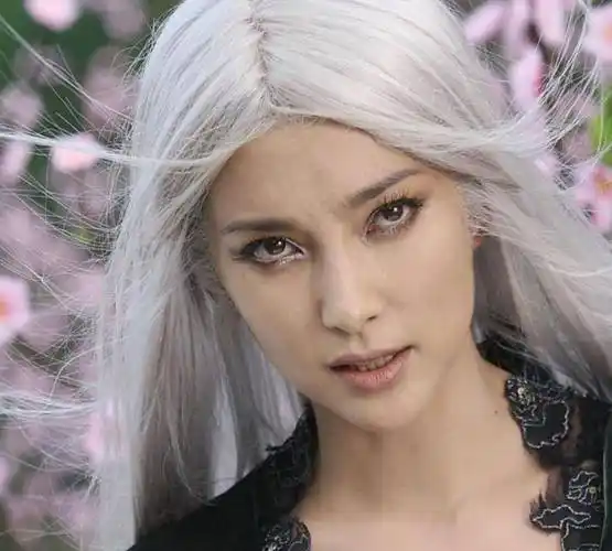 女星白发造型:杨蓉李冰冰没啥,看见热巴后,我心都醉了!