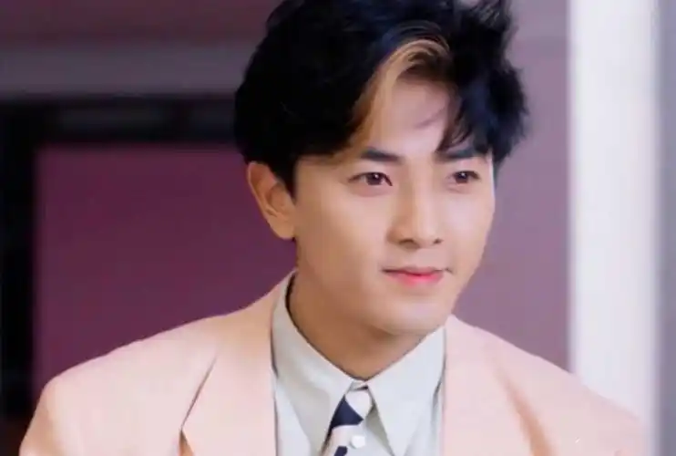 郑伊健现在也是帅哥,但他当初眉清目秀的样子,算得上是鲜肉里的颜值