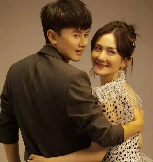 张杰谢娜带仨娃游迪士尼十指紧扣如热恋情侣3个保姆很抢镜