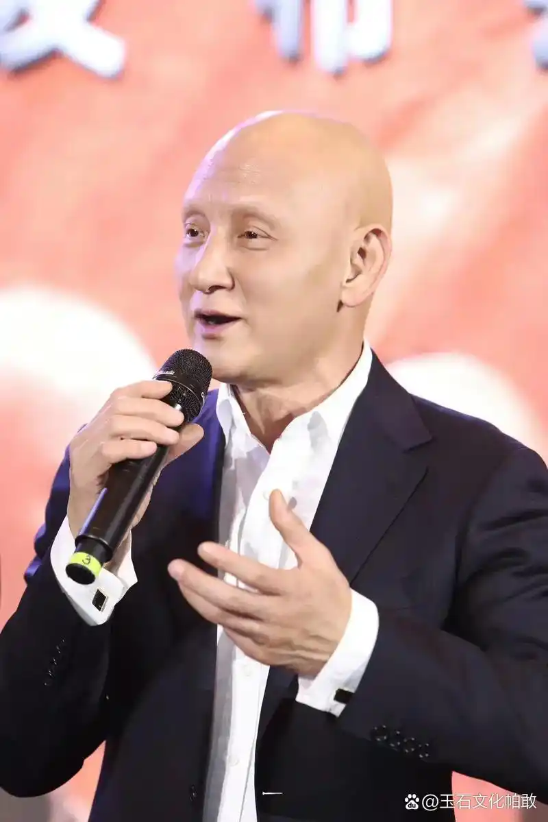 杜玉明:光头背后的爱情与坚持 杜玉明,一个在戏曲中成长的演员,12岁便