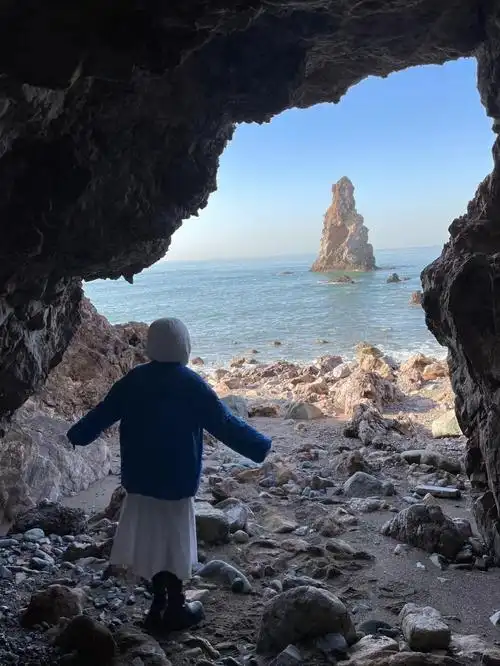 青岛旅游可以看到石老人的一个洞穴