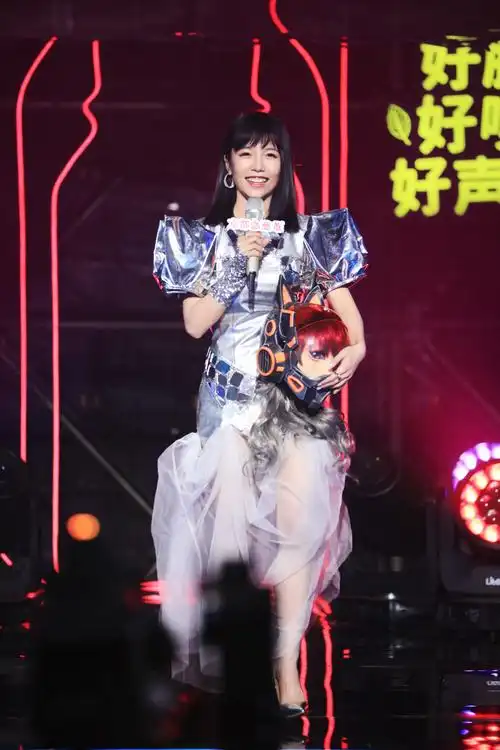 实力唱将赵露现身蒙面唱将质感歌喉真情演绎