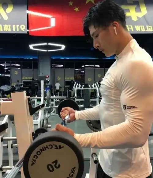 贵州大学男教师走红,常年坚持健身,一身健硕肌肉圈粉无数_网易订阅