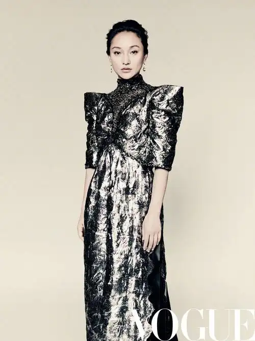 分享一组周迅的杂志照片,登上《vogue》杂志9月刊封面