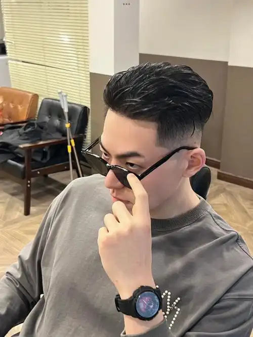 男生满分发型凌乱背头
非常好打理!我