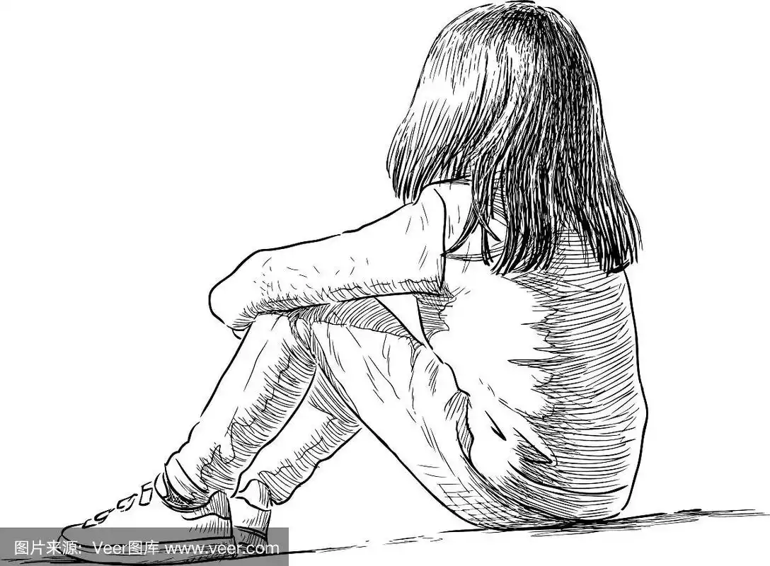 一个小女孩坐着