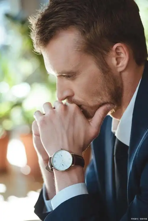 对于男士来说,如何佩戴手表不仅体现了其个人惯例,礼节及实用性方面的