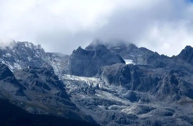 玉龙雪山 (最高峰海拔5596米)