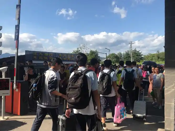 三个年段同时放学,人流量非常大.