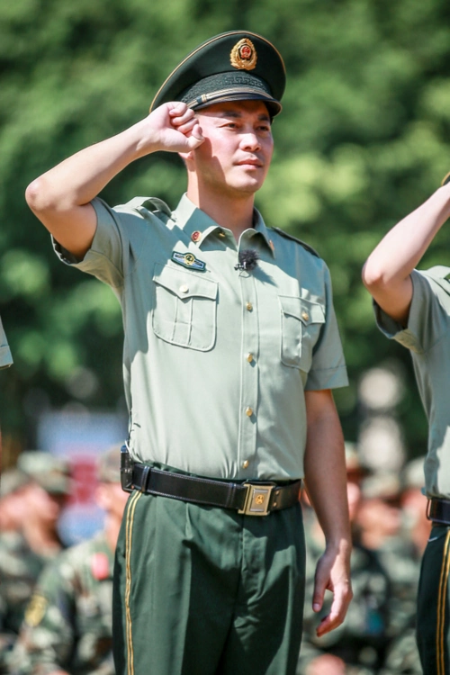 沙溢一板一眼彰显军人气质 克服怕犬的困难成为训犬营养师