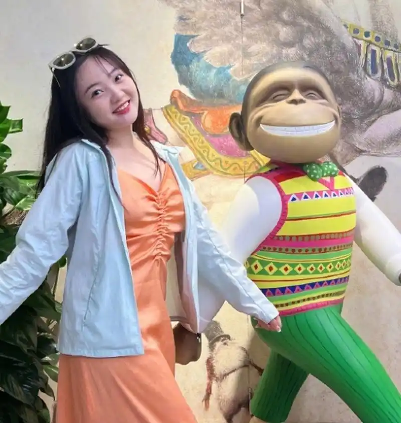 林妙可近照,完全没有明星的气质,还是换条路走应该会更好吧,就别硬挤