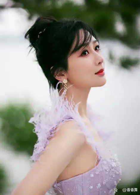 杨紫身穿紫色羽毛吊带裙登场,优雅高贵,端庄温柔,浑身散发着优雅的