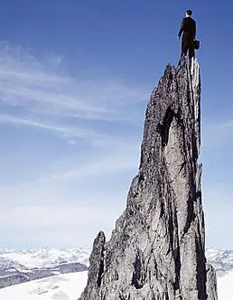 孤立的山峰图片