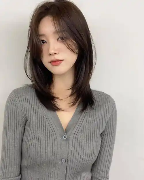 2024元旦发型别乱剪,不如试试锁骨发,带你迎接时尚新年