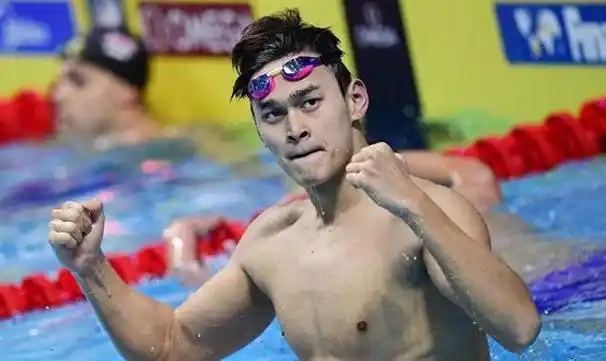 孙杨压哨参赛争取达标巴黎奥运,考验泳协领导魄力,只差一锤定音