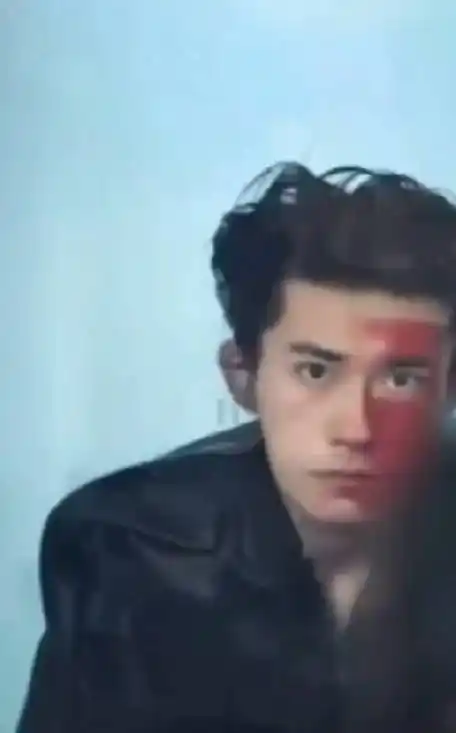 这是易烊千玺对着镜子拍的自己吗?