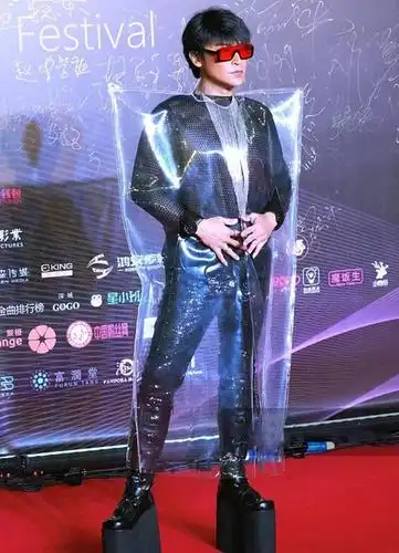 可是陈志朋的好多造型都会选择一种"厚底恨天高"来穿,提升"身高"又