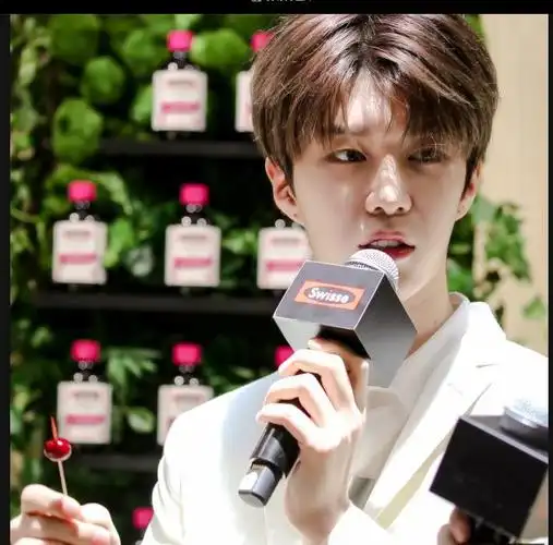 范丞丞身穿白色西装出席活动 马不停蹄出发长沙参加《快本》录制