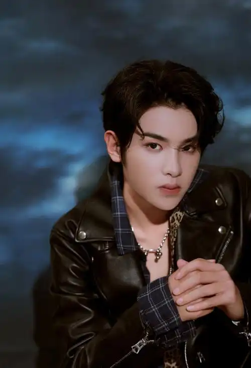 黄明昊硬核复古帅气写真图片