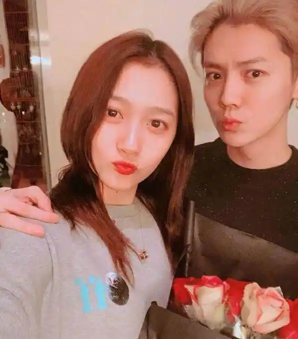 鹿晗和关晓彤自从官宣恋情之后,能够从两个人的公开账号中看到他们两