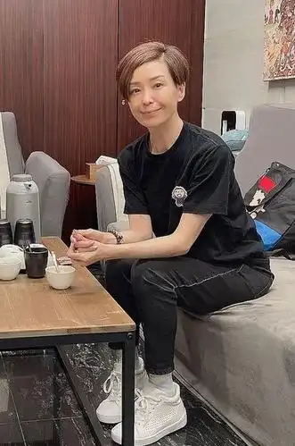 52岁港姐伍咏薇晒照瘦到青筋暴起法令纹明显周海媚前男友露面