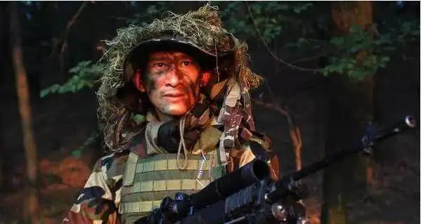 王劲松感觉吃力,天生反派又带着控场的强大气势很容易感染观众,蝎子