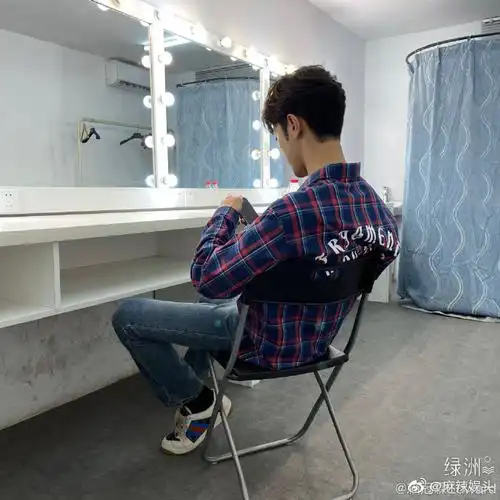 赖冠霖分享图片##赖冠霖晒背影照