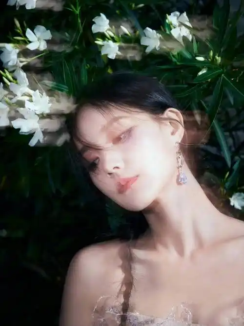 李一桐晒出花园光影写真,身穿镂空透视水花裙,清凉优雅清纯诱人_感觉