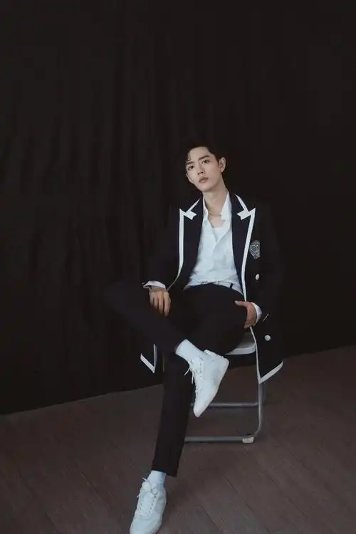 肖战618沸腾之夜黑色西装镶白色边条静静地坐着就够了真的帅