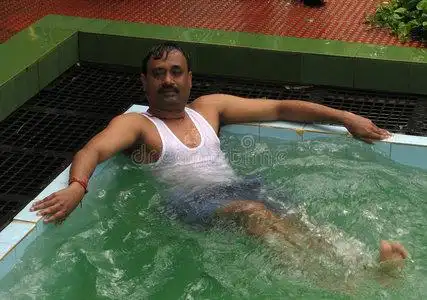 池里的两个男人游泳池里男人的肖像泳池里的男人让男朋友重新涂防晒霜