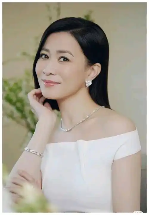 佘诗曼分享最新近照挑战不同风格勇于尝试