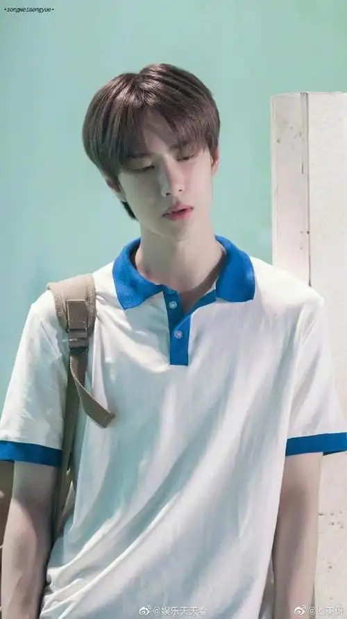 190828 分享王一博校服写真 为校草王学长倾心