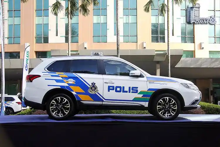 看看polis di raja malaysia 都用什么车来当警车吧