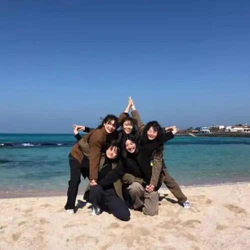 教你几种最近时髦又热门的合影姿势