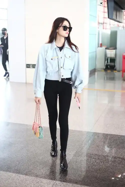 林允真厉害,穿短款牛仔外套配紧身裤,1米2的大长腿成机场焦点