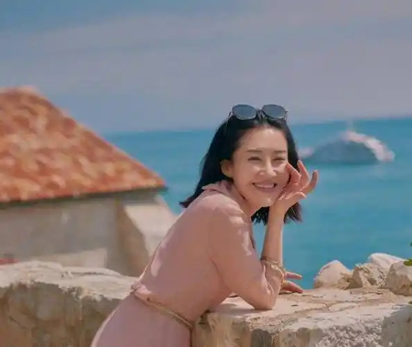 51岁许晴晒照,一头短发被赞颜值高!