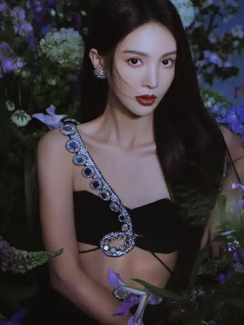 金晨黑色鱼尾裙造型##金晨秘境花园大片