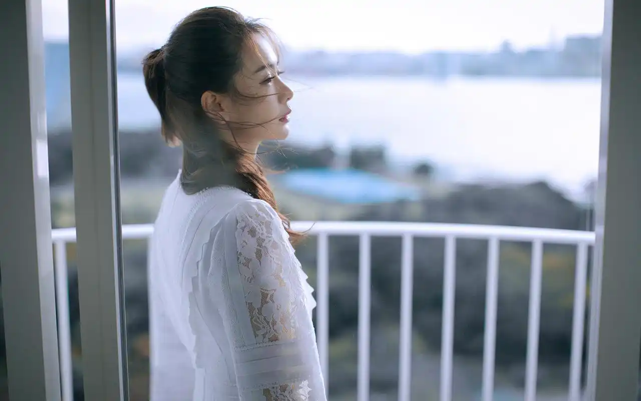 图集:分享一组大美女戚薇纯白优雅写真壁纸,欢迎收藏!