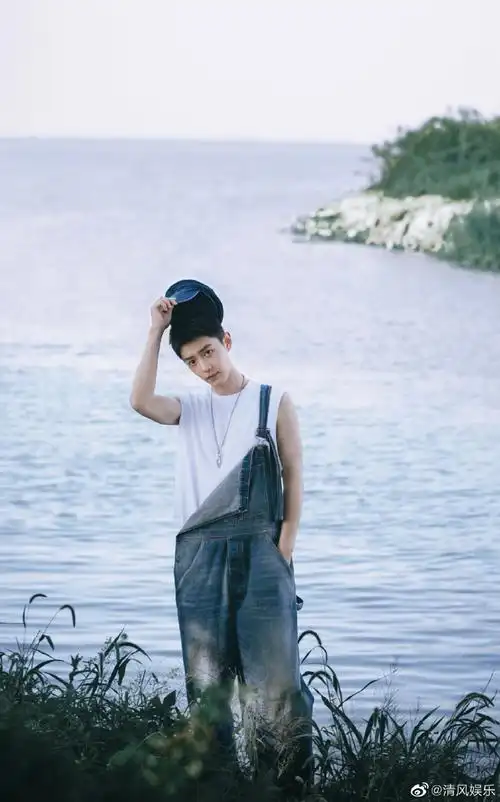 我和别人穿背带裤的区别#肖战的背带裤造型清爽而又干净,活力满满